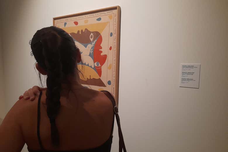 Contemplando un hermoso cuadro