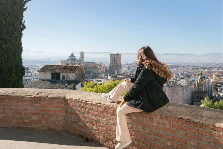 Una chica posando en uno de los miradores de Granada