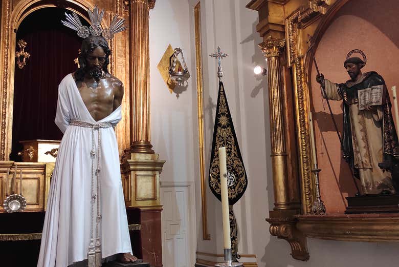 Contemplez différentes sculptures religieuses