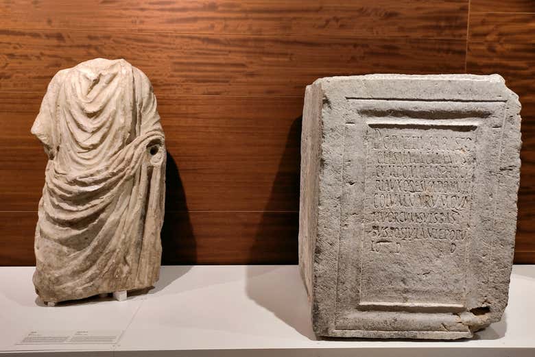Escultura y estela de piedra de época romana 