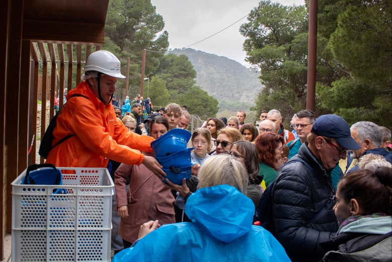 Entrega de cascos de seguridad