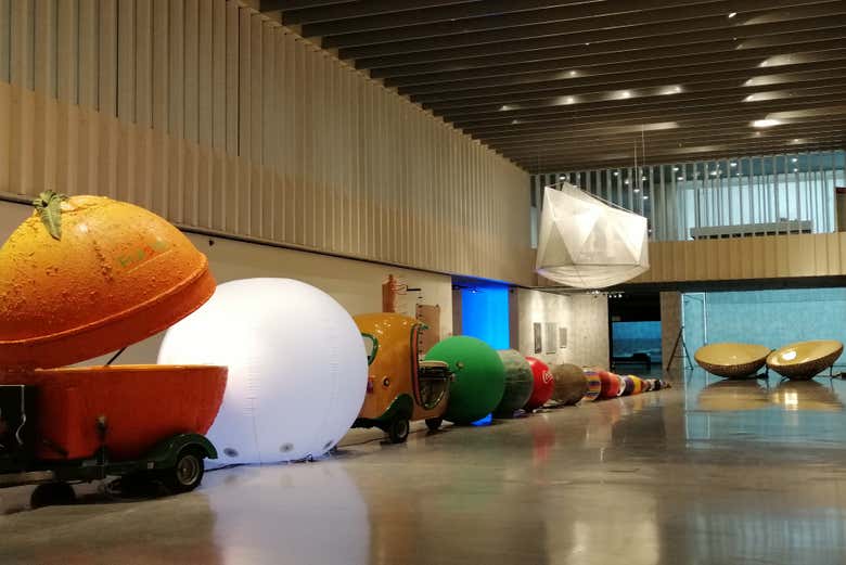 Admirando diferentes obras de arte