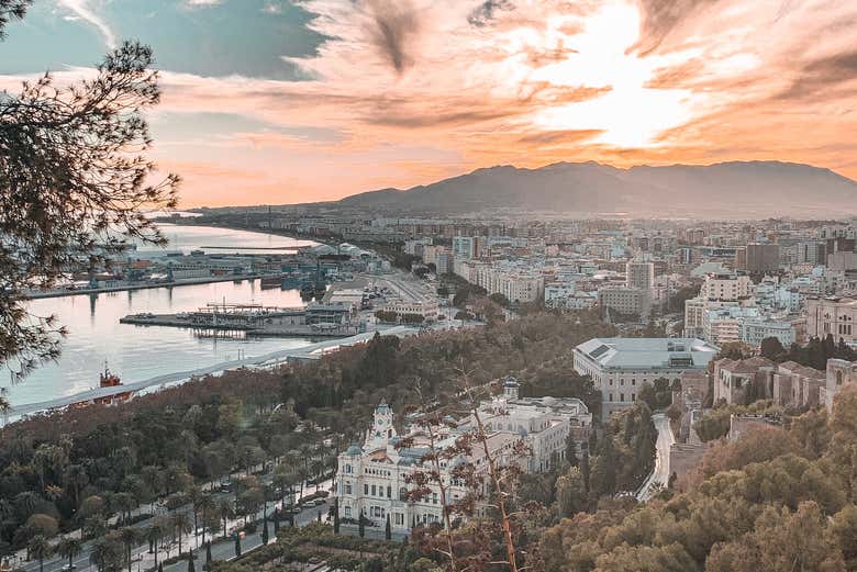 Malaga al tramonto vista dal belvedere di Gibralfaro