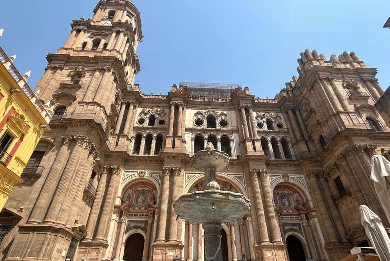 Fuente de piedra frente a la Catedral de Málaga