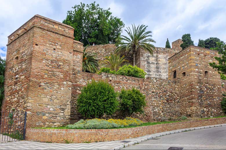 Contemplad la majestuosa arquitectura de la Alcazaba