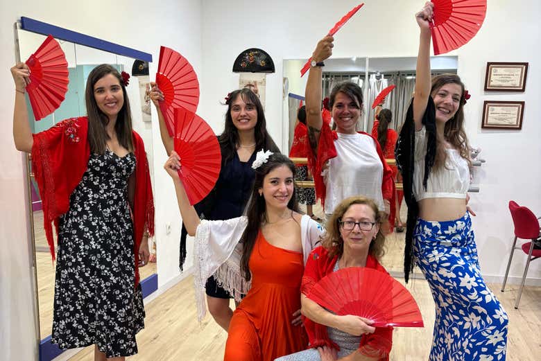 Groupe de femmes dansant
