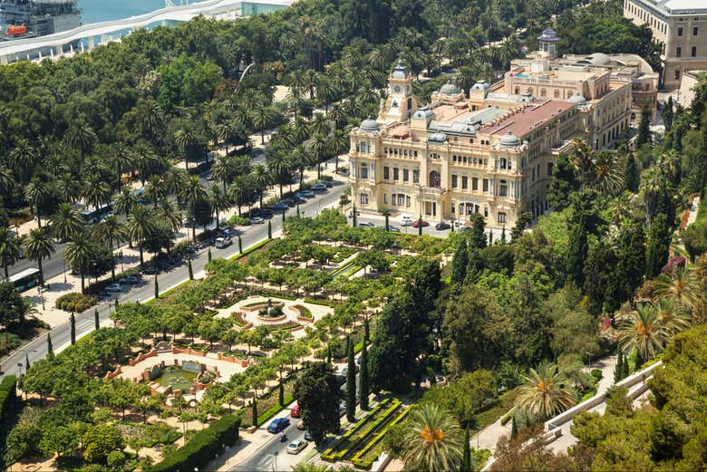 Veduta aerea del Municipio e dei Jardines de Pedro Luis Alonso
