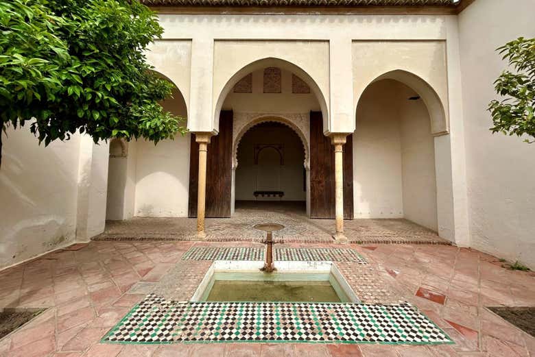 Discover the elegant architecture of the Nasrid Palace