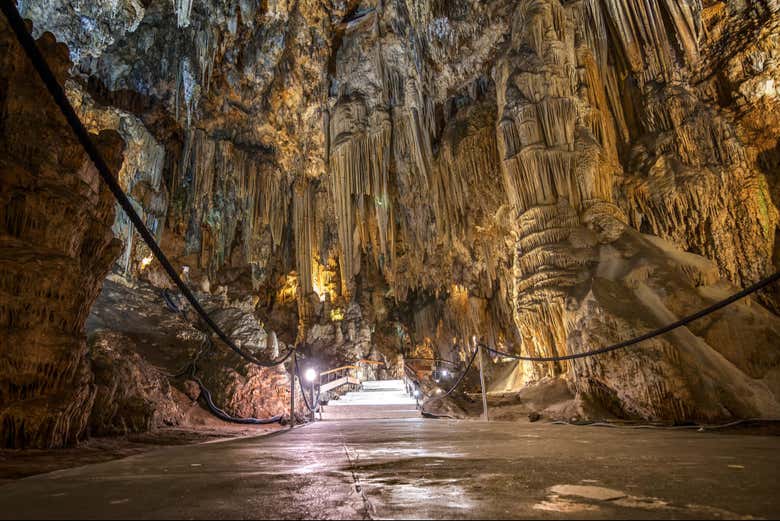 Descubrid las impresionantes formaciones de la Cueva de Nerja