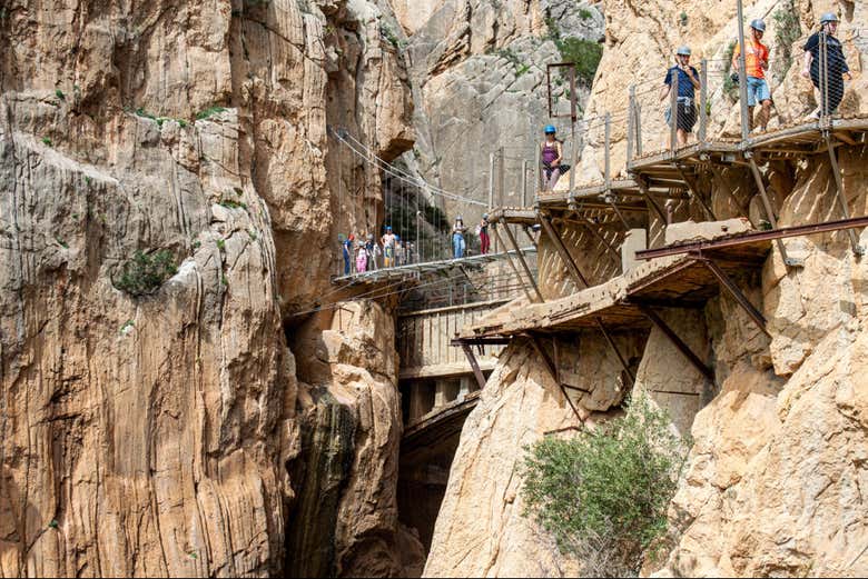 Sentiros desafiantes recorriendo el afamado Caminito del Rey