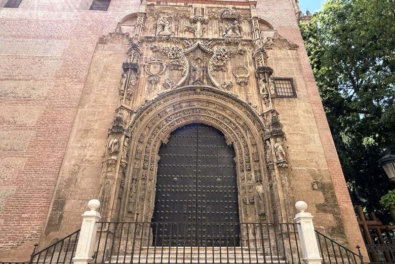 Admirad el arte gótico de la portada de la Iglesia del Sagrario