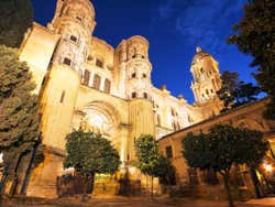 Catedral de Málaga iluminada