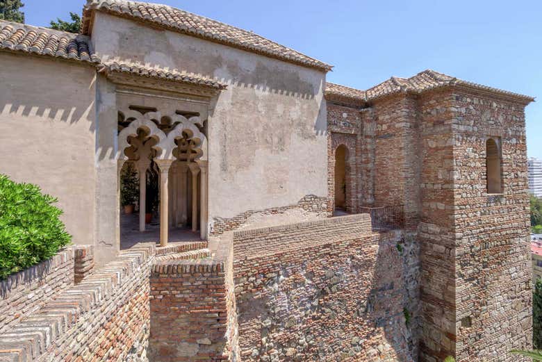 Recorriendo la Alcazaba de Málaga