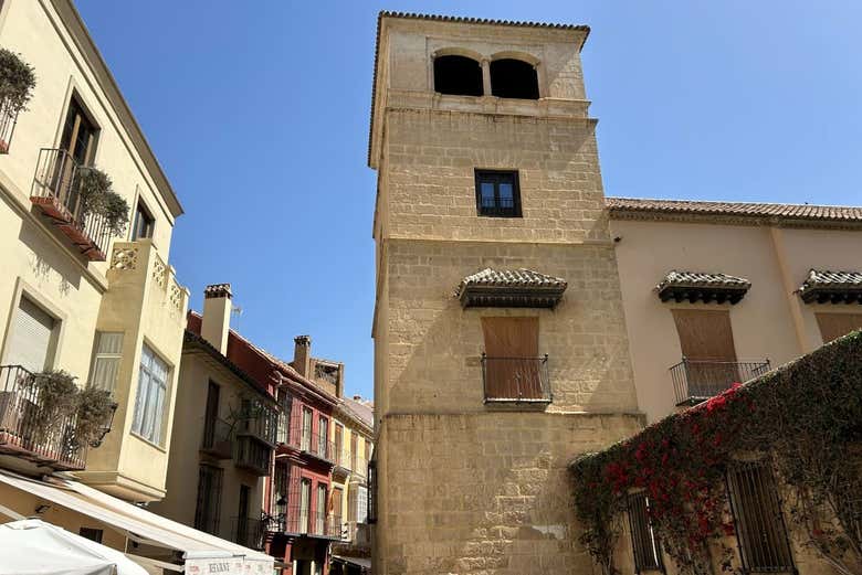 Contemplad las torres ocultas del centro histórico de la ciudad