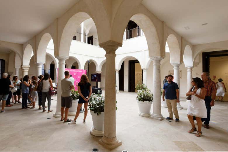 Visitando el patio del museo