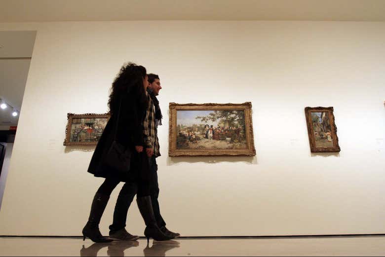 Disfrutando de la visita por el museo
