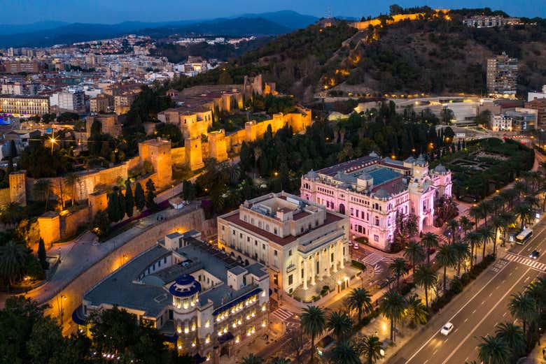Vista aérea nocturna de Málaga