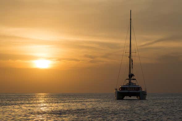 Paseo en catamarán al atardecer