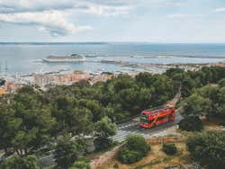 Autobús turístico cerca de la costa