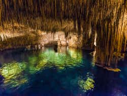 Lago en el interior de las cuevas