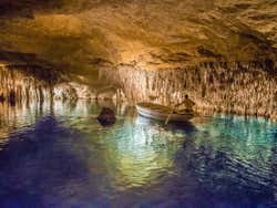Lago detro de las Cuevas del Drach