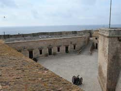 Patio exterior del Castillo de San Carlos