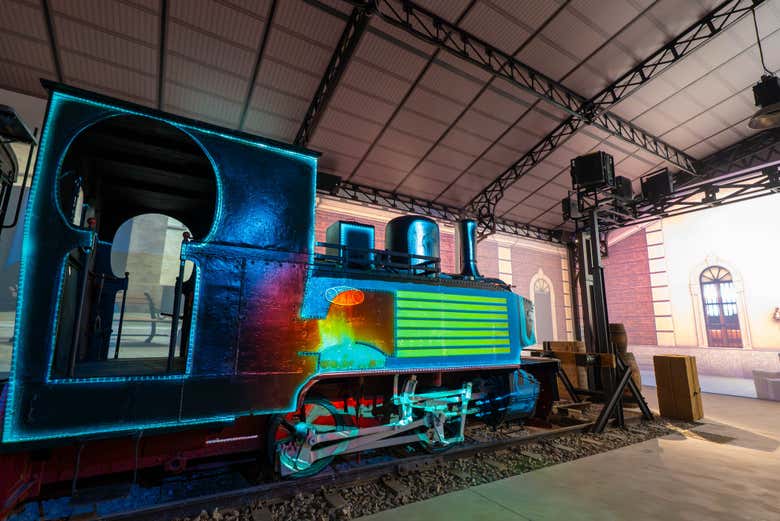 Proyección de mapeo digital sobre una locomotora antigua