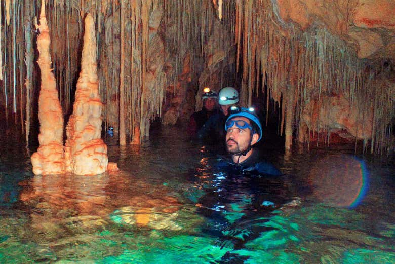 Explorando la cueva Es Coloms