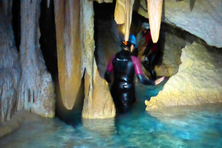 Explorando el interior de la cueva