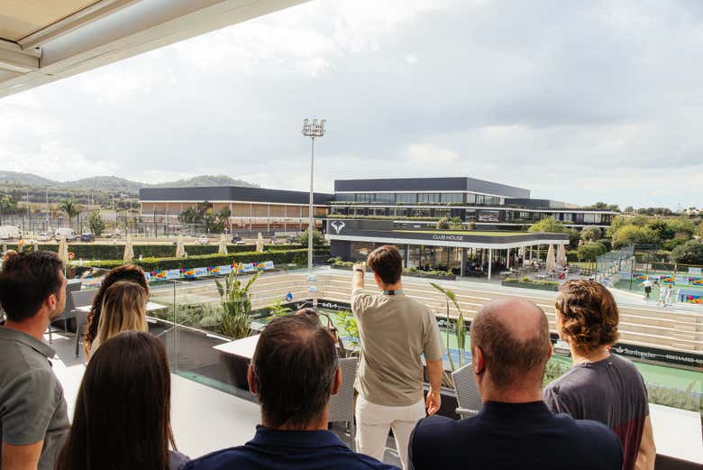 Disfrutando de la visita guiada por la academia de Nadal