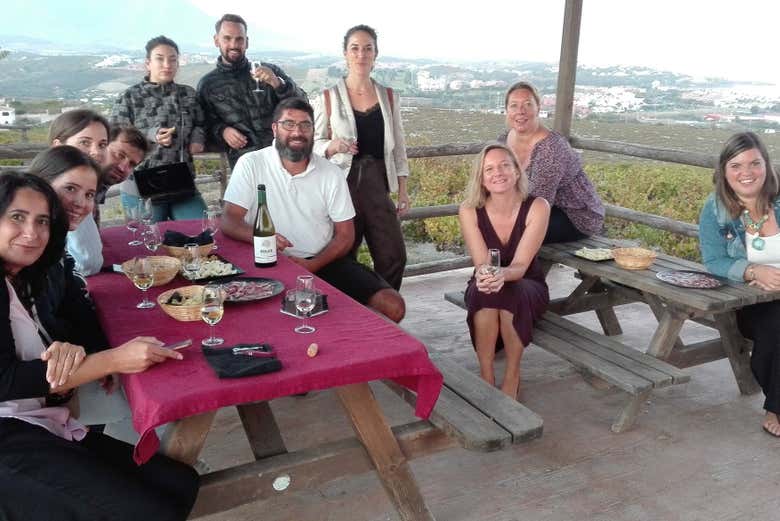 Foto de grupo durante a degustação de vinhos