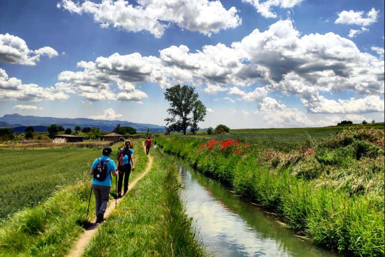 Caminhando junto ao canal medieval
