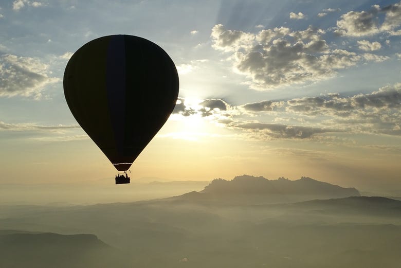 Vol en montgolfière au lever du soleil