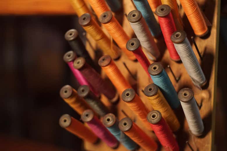 Hilos de colores en el museo de Manresa