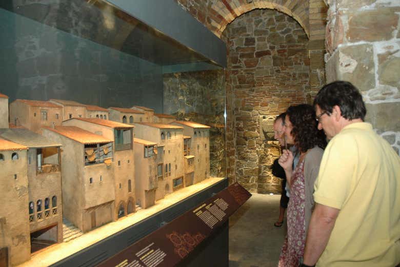 Admirando uma maquete medieval