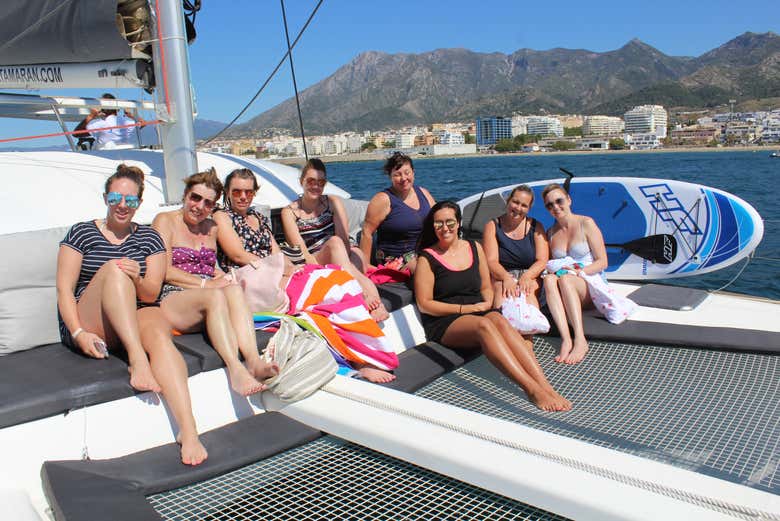 Groupe d'amis sur le catamaran