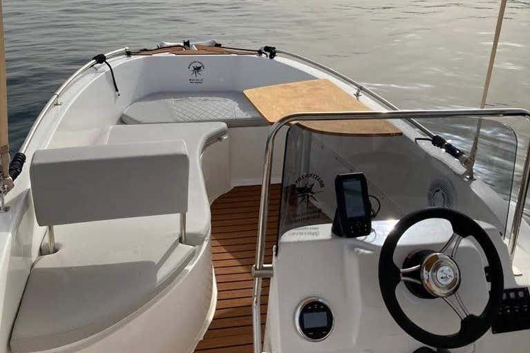 Unlicensed boat in Puerto Banús