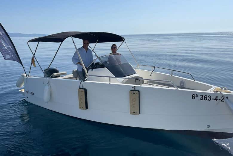 Indicando o rumo ao capitão da lancha