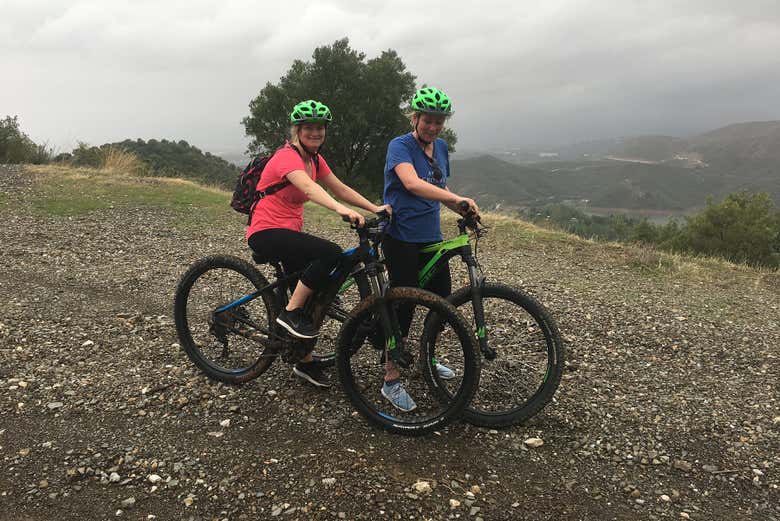 Um casal pedalando por Sierra Blanca