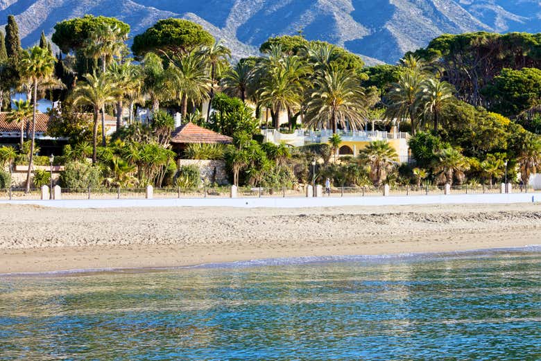 Admirez la côte de la baie de Marbella