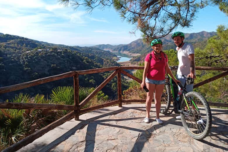 Foto con le bici da un belvedere nei dintorni di Marbella