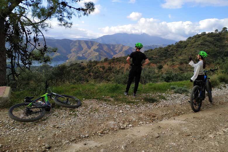 Contemplando as vistas de Sierra Blanca