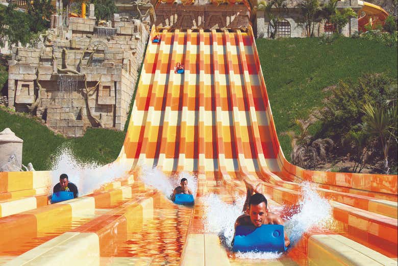 Divertissement dans le parc aquatique Aqualand Maspalomas
