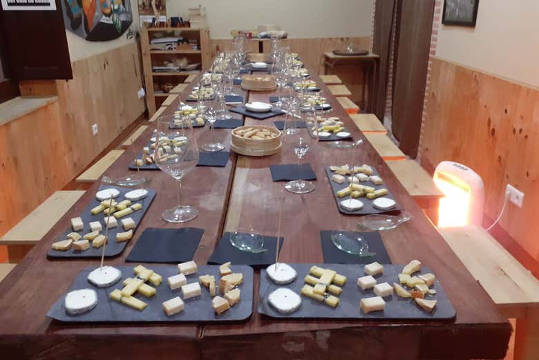 Salle de dégustation prête à recevoir les participants