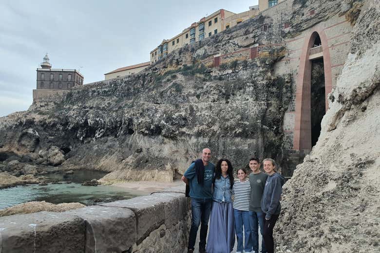 Foto en el exterior de las Cuevas del Conventico