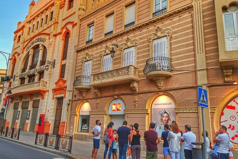 Junto al Teatro Kursaal-Fernando Arrabal