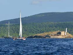 Catamarán entrando en Fornells