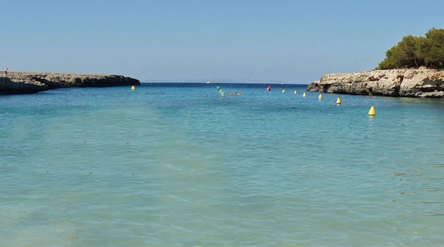 Cala Blanca - Une des plages les plus fréquentées de Minorque