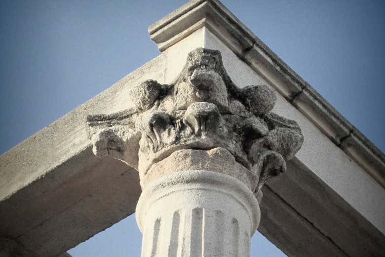 Detalle de un capitel corintio del Templo de Diana