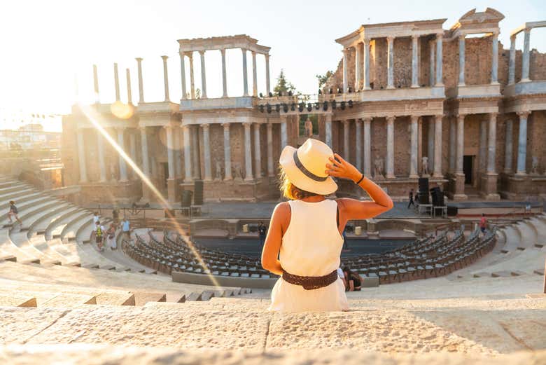 Contemplando el teatro romano de Mérida